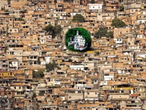 Location Beats Design or Condition: Why Location Matters Most in Real Estate - La ubicación es mejor que el diseño o las condiciones: Por qué la ubicación es lo más importante en el sector inmobiliario. Lugar adecuado, sitio correcto.