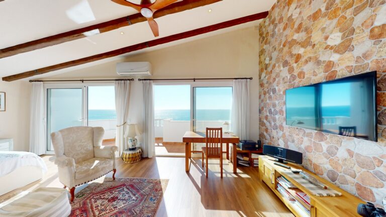 Casa de lujo frente al mar en La Cala de Mijas, a cargo de Hernán Bustos Real Estate Experts. Vendida por el precio total tras solo dos visitas. Luxury Beach front house in La Cala de Mijas by Hernan Bustos Real Estate Experts Sold for the full price in 2 viewings. Maison de luxe en bord de mer à La Cala de Mijas, proposée par Hernan Bustos Real Estate Experts. Vendue au prix demandé après seulement deux visites.